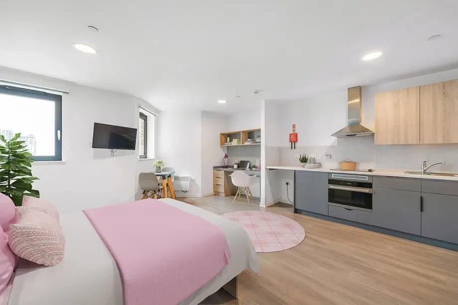 Room North End Road in Greater London