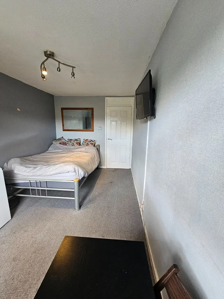 Room Evry Road in Greater London