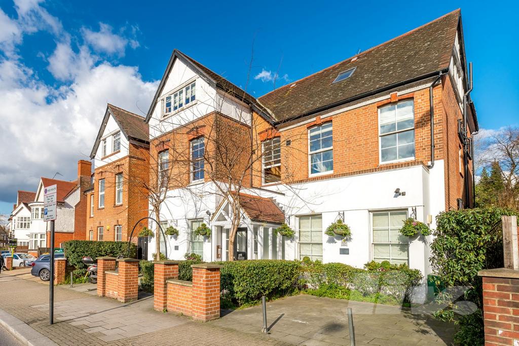 Flat Finchley Road in Greater London
