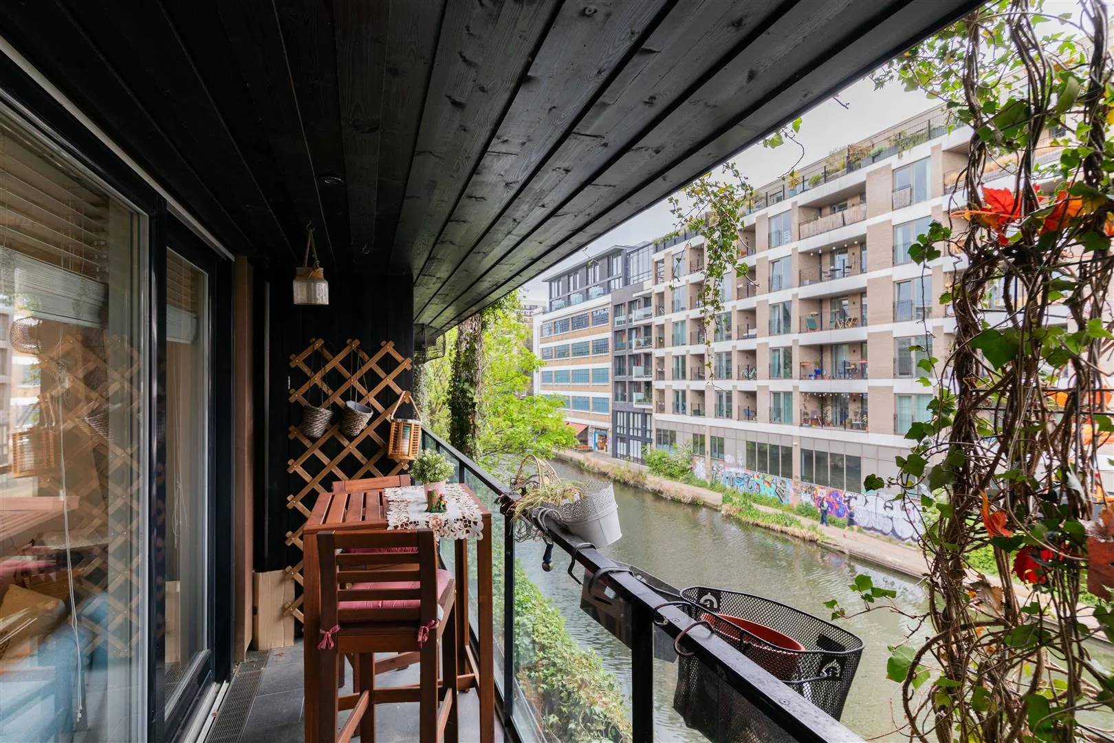 Flat Orsman Road in Greater London