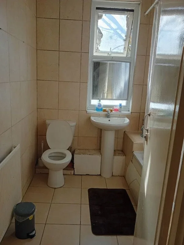 Room Basildon Road in Greater London