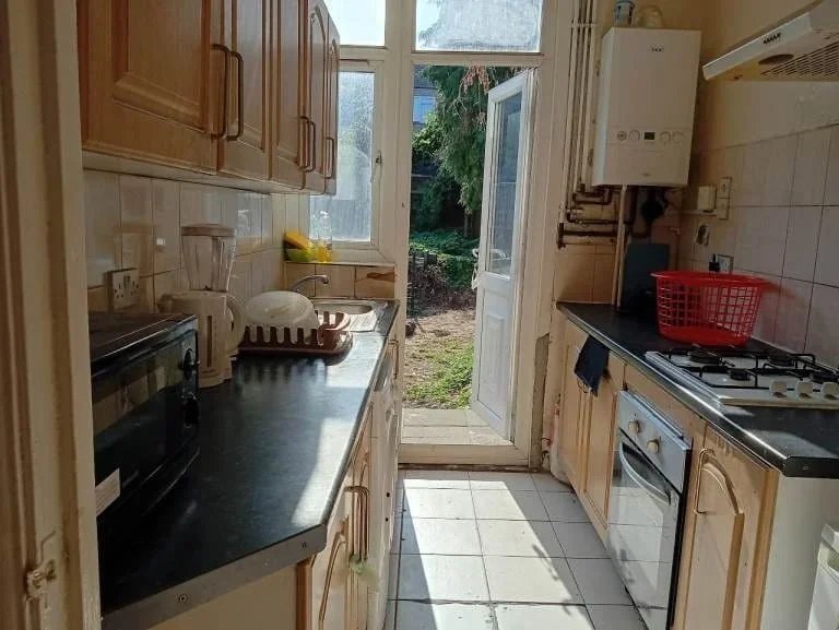 Room Basildon Road in Greater London