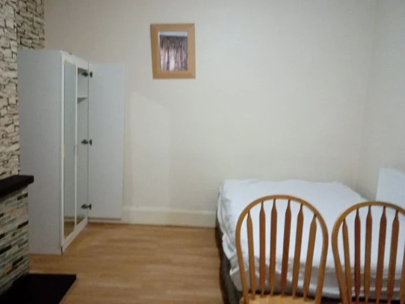 Room Basildon Road in Greater London