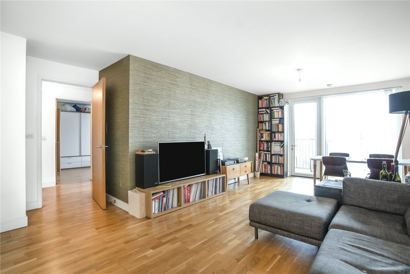 Flat Queensbridge Road in Greater London