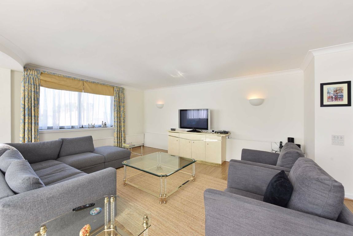 Flat Queen's Terrace in City of Westminster
