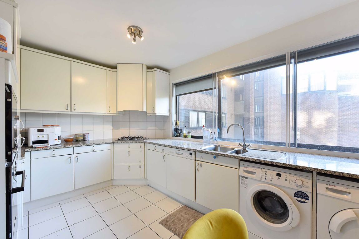 Flat Queen's Terrace in City of Westminster