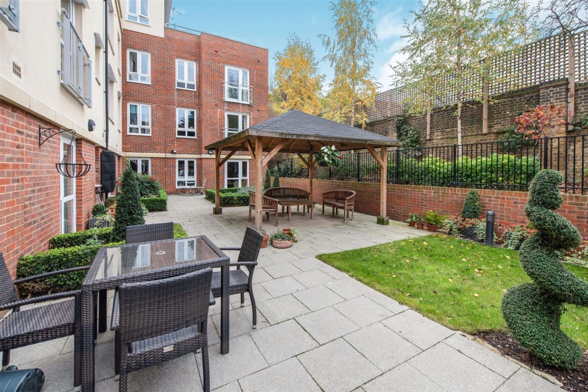 Flat Sidmouth Road in Greater London