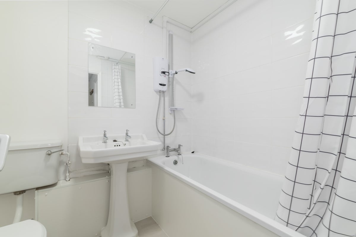 Flat Telegraph Place in Greater London