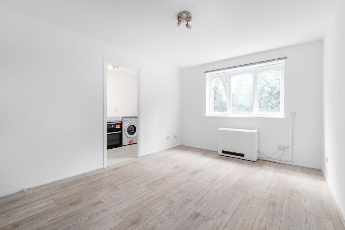 Flat Telegraph Place in Greater London