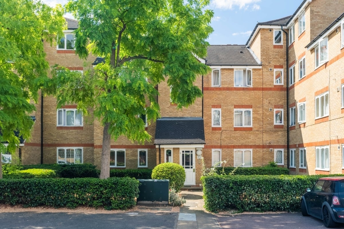 Flat Telegraph Place in Greater London