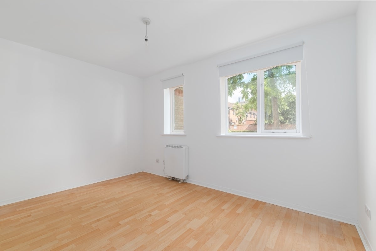 Flat Telegraph Place in Greater London