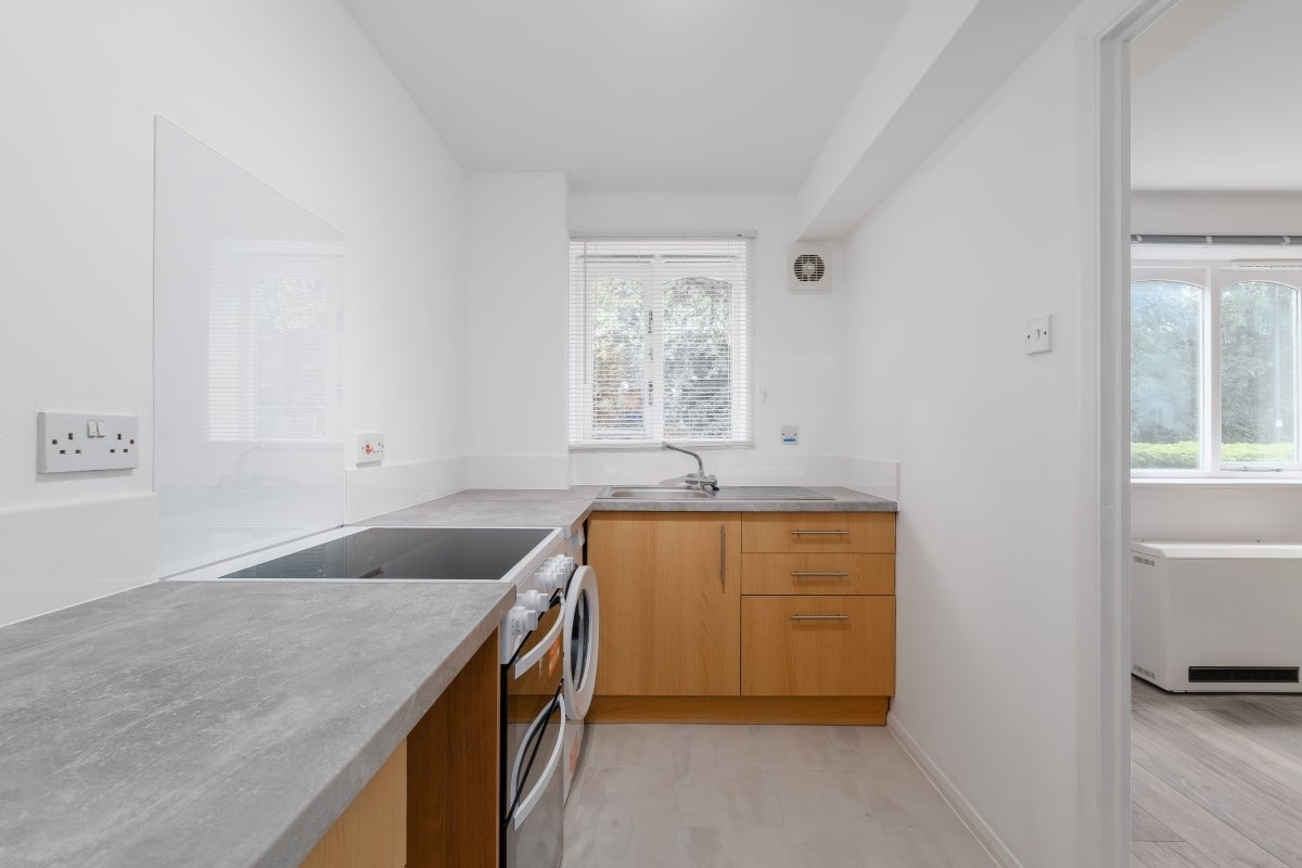Flat Telegraph Place in Greater London