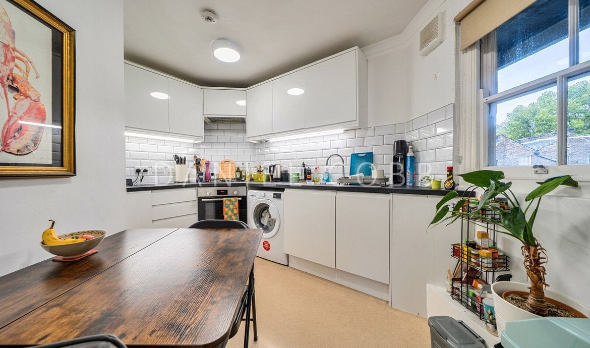 Flat Kennington Lane in Greater London