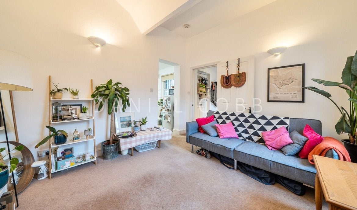Flat Kennington Lane in Greater London