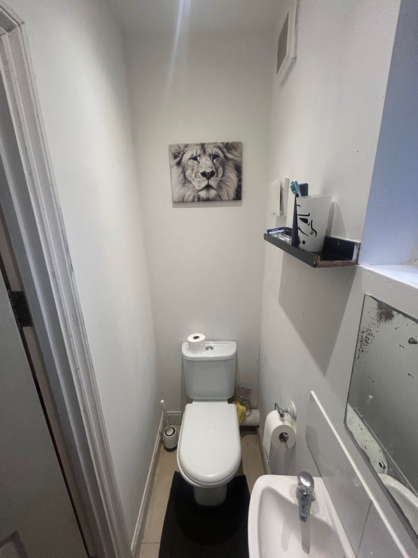 Room Caxton Road in Greater London