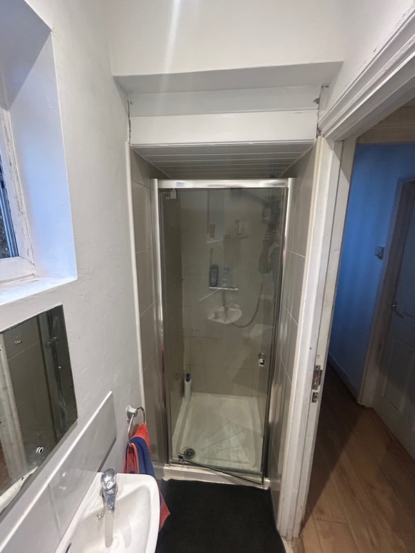Room Caxton Road in Greater London