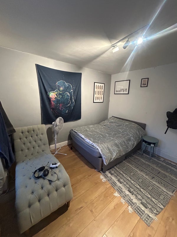 Room Caxton Road in Greater London