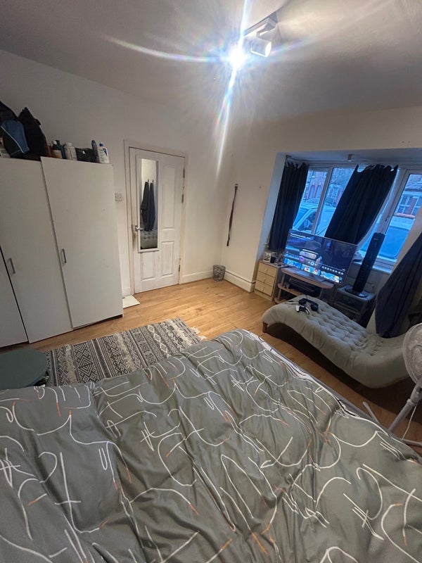 Room Caxton Road in Greater London