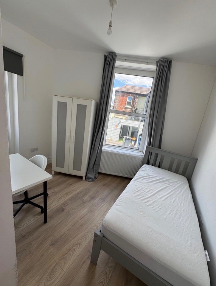 Room Manor Road in Bristol