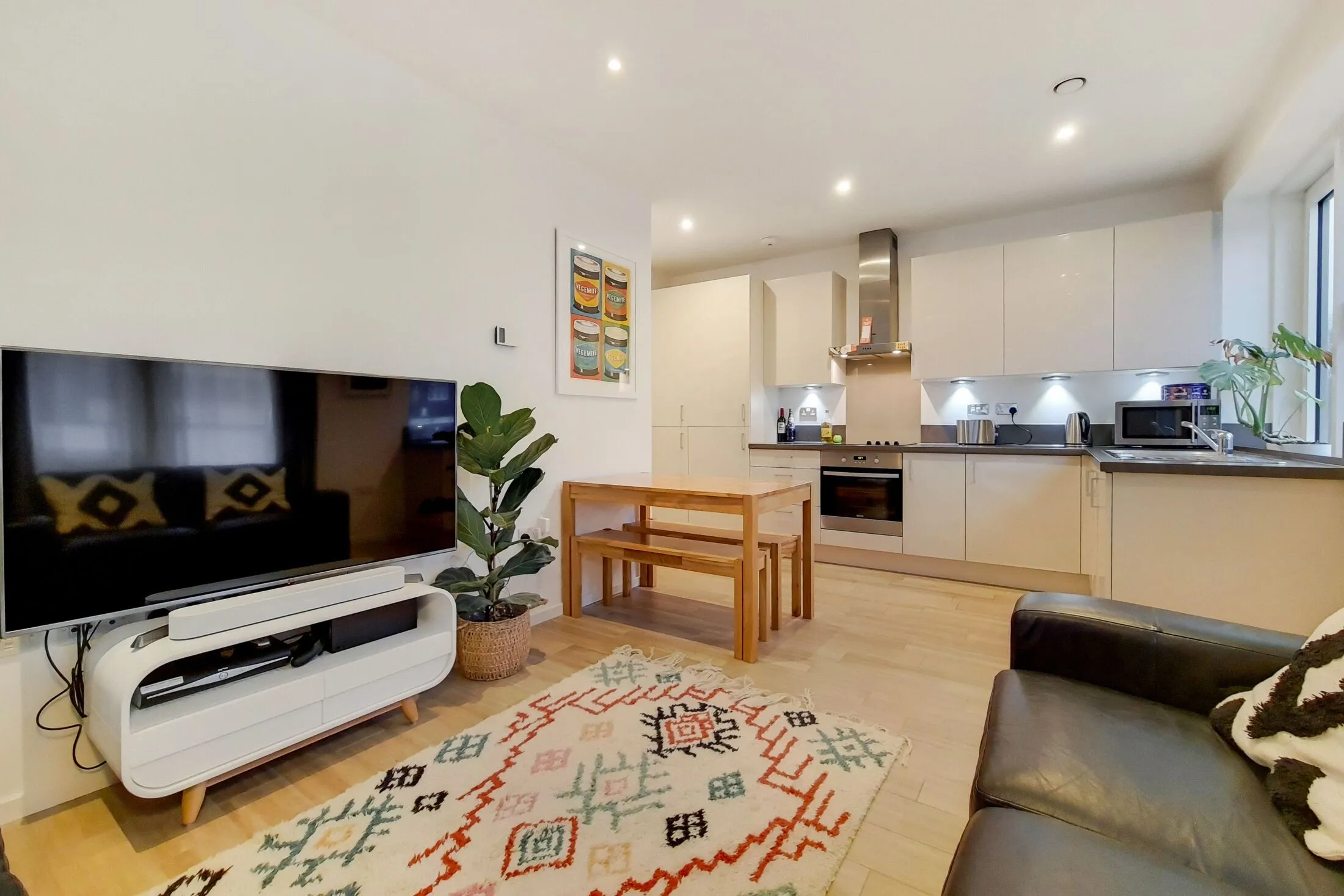 Flat Juniper Drive in Greater London