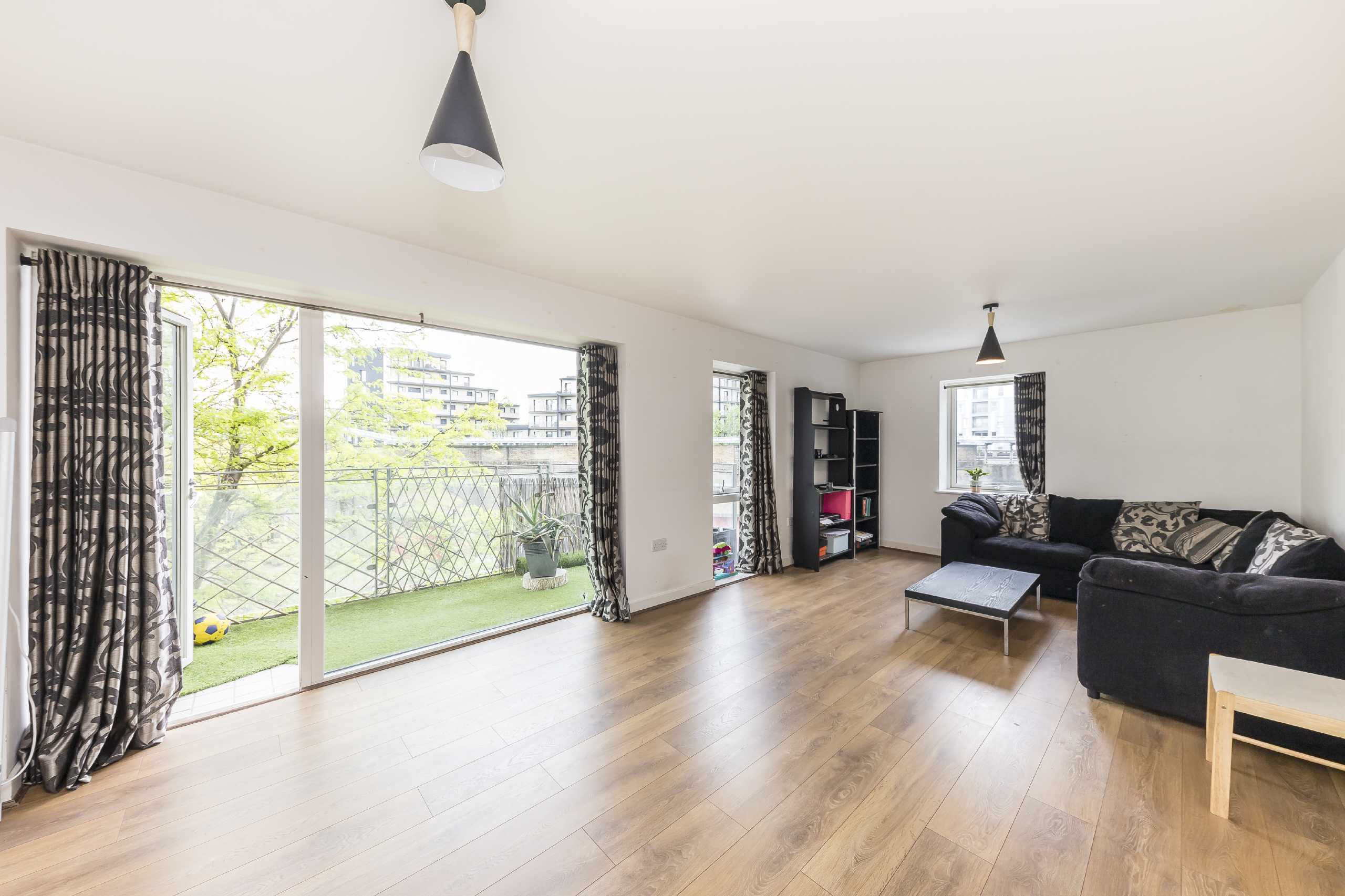 Flat Marine Street in Greater London