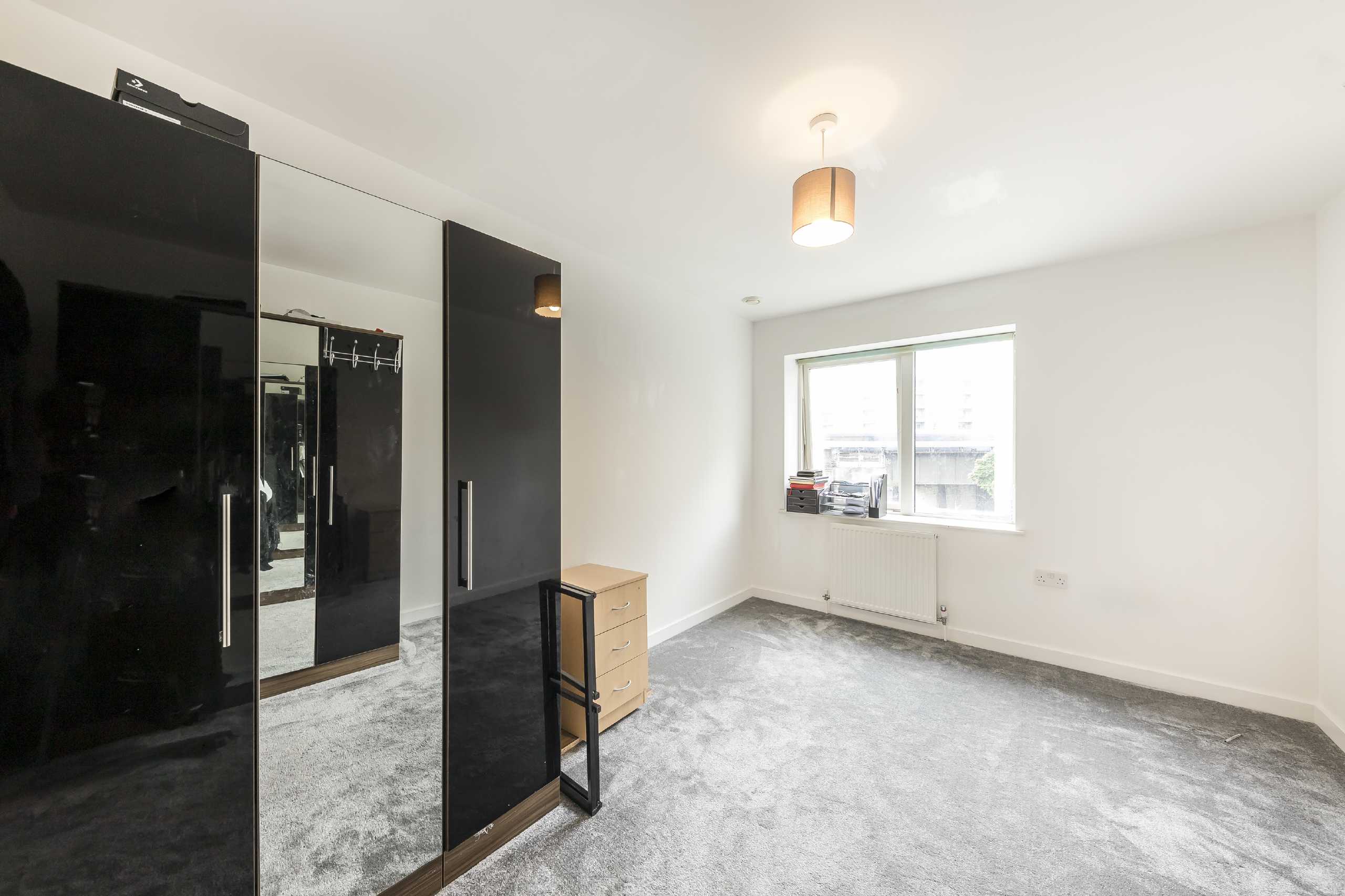 Flat Marine Street in Greater London