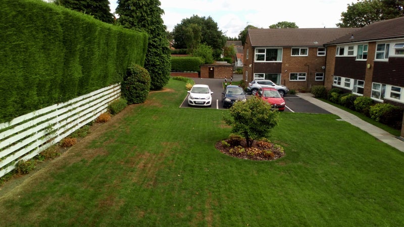 Room Moorland Close in Leeds