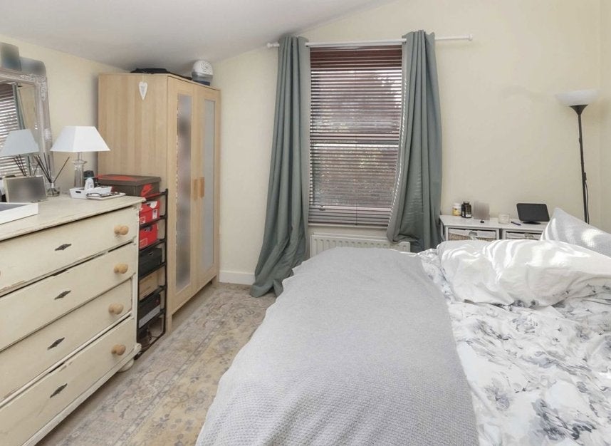 Flat Arodene Road in Greater London