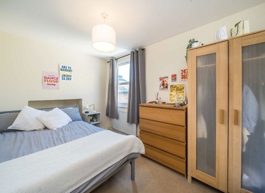 Flat Arodene Road in Greater London