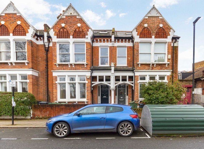 Flat Arodene Road in Greater London