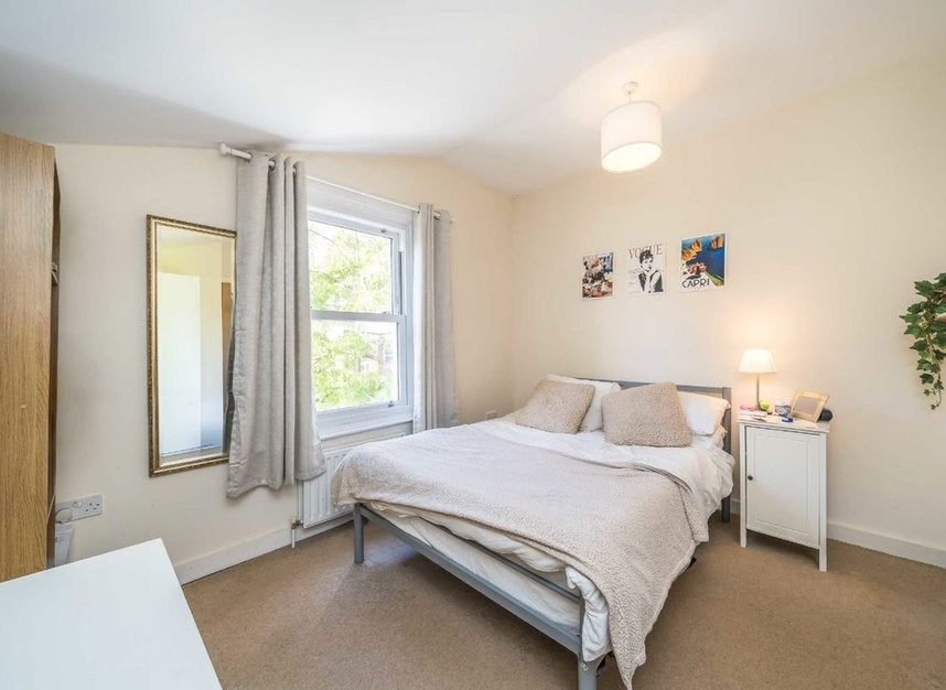 Flat Arodene Road in Greater London