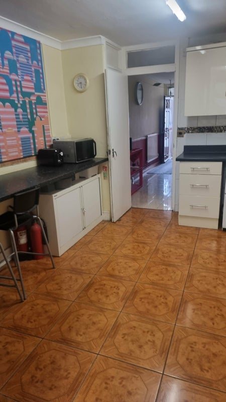 Room Erskine Crescent in Greater London