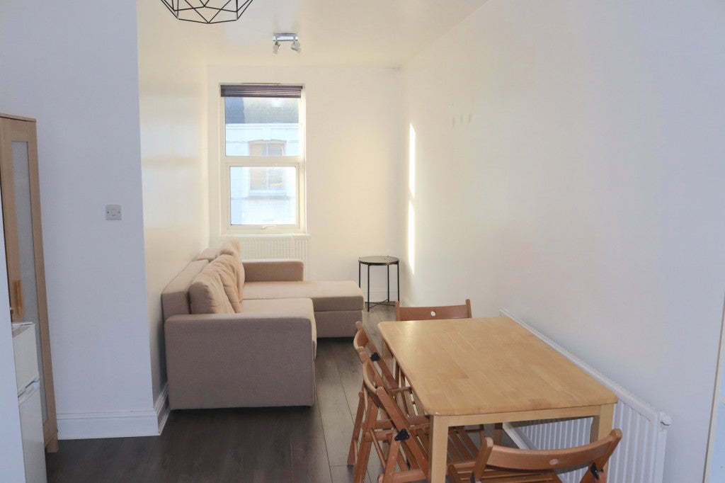 Flat Settles Street in Greater London