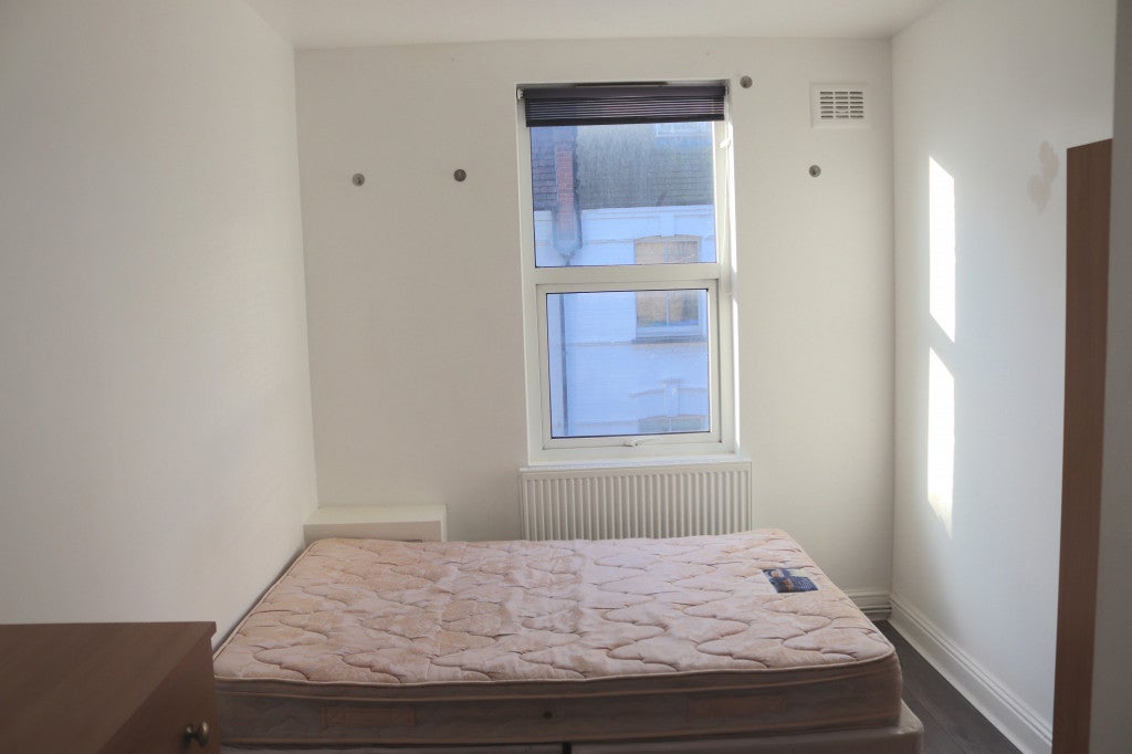 Flat Settles Street in Greater London