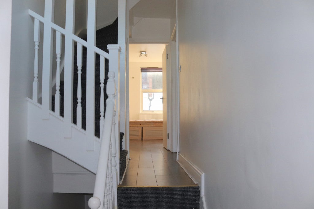 Flat Settles Street in Greater London