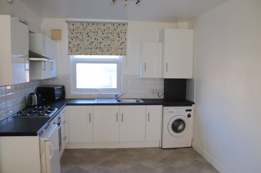 Flat Settles Street in Greater London