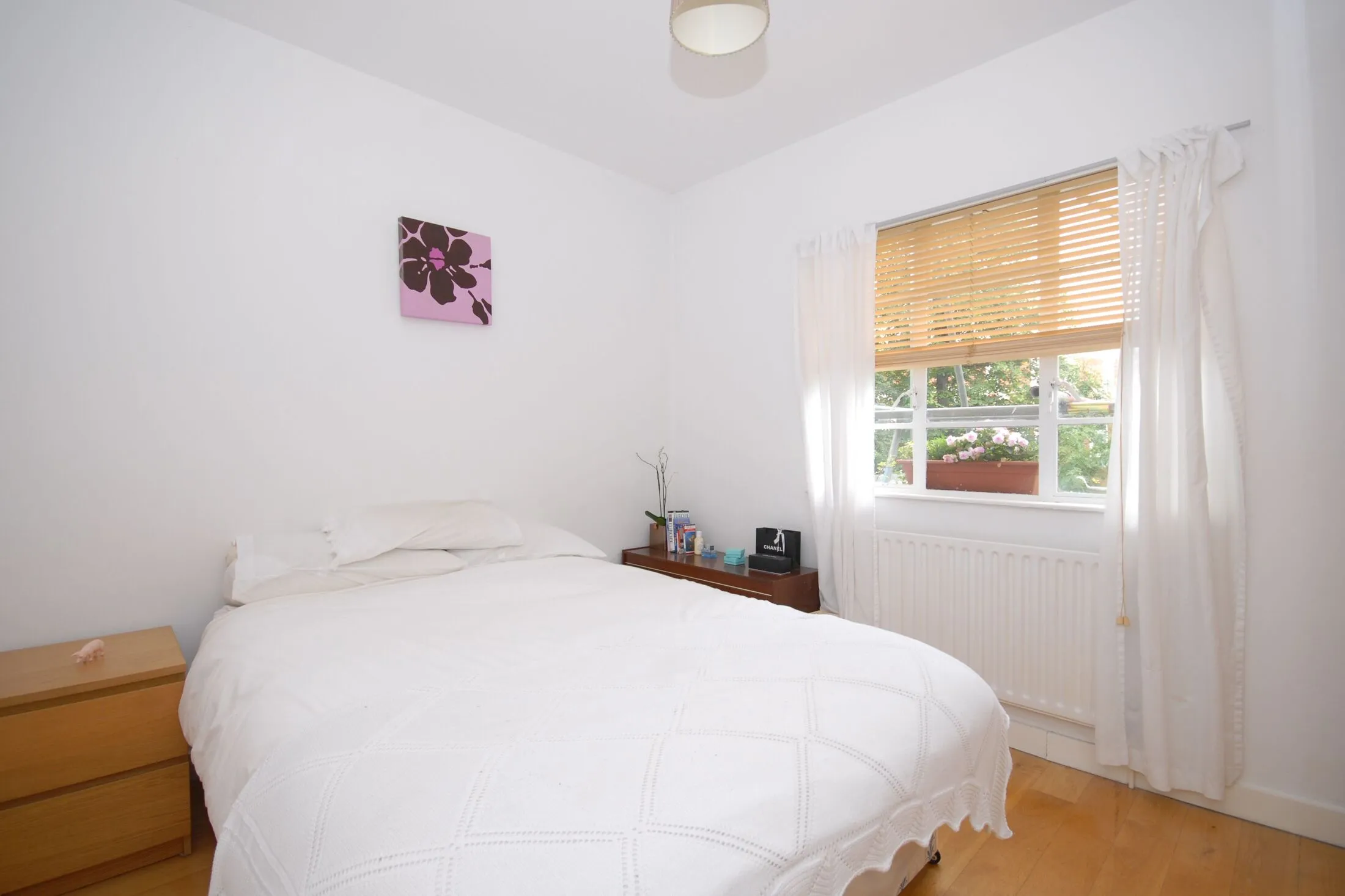 Flat Mortimer Crescent in Greater London
