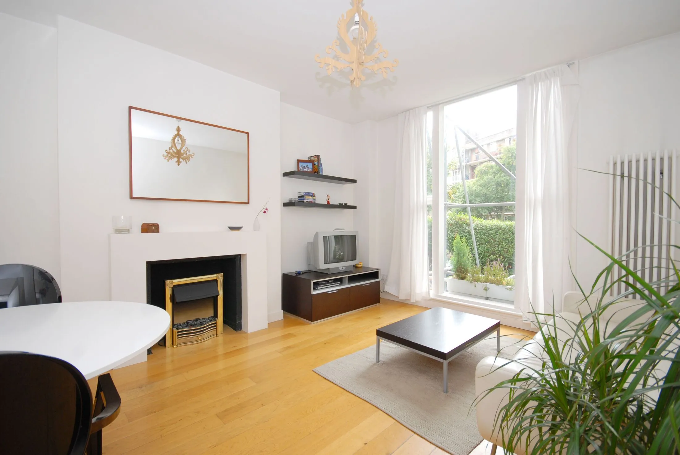 Flat Mortimer Crescent in Greater London