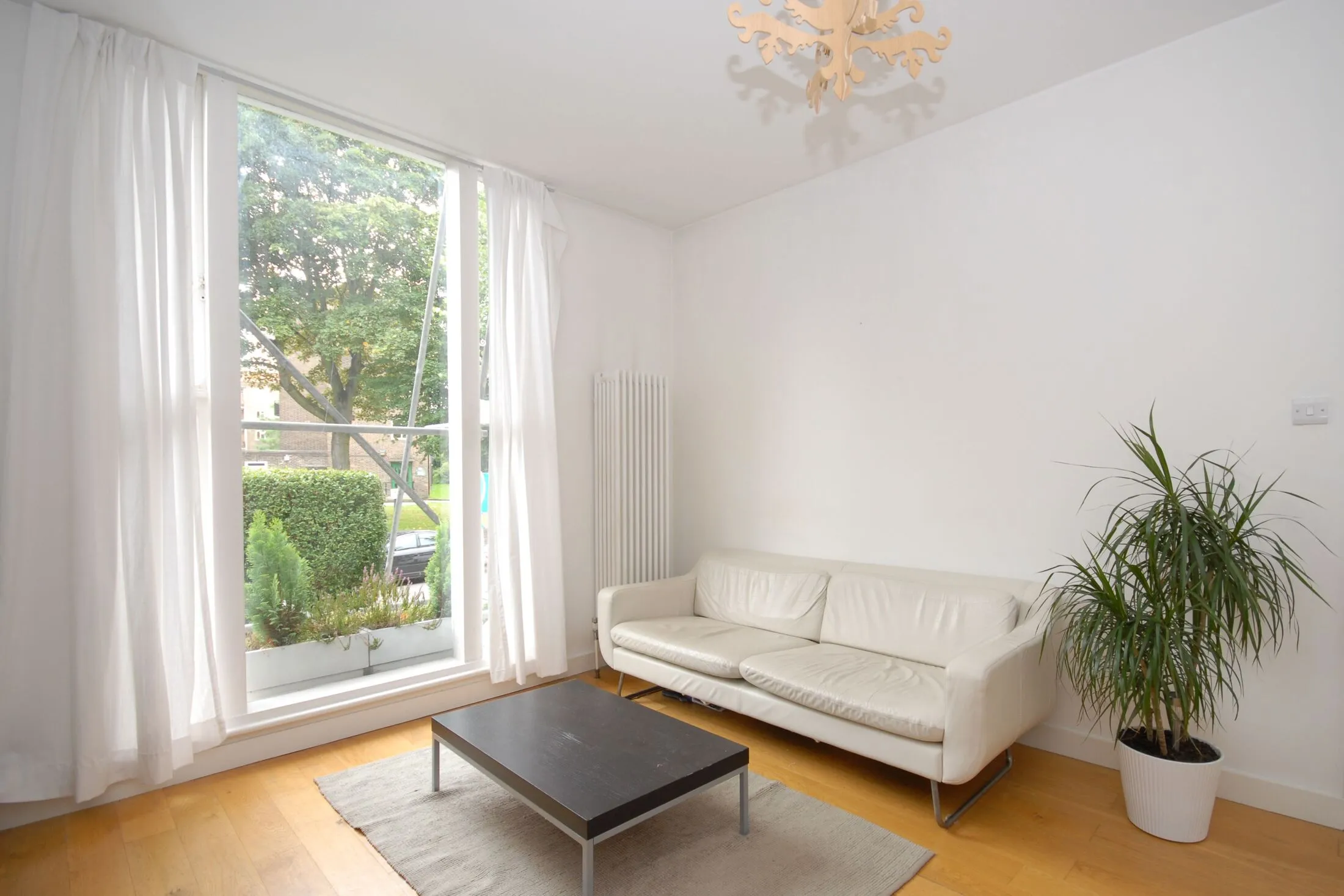 Flat Mortimer Crescent in Greater London