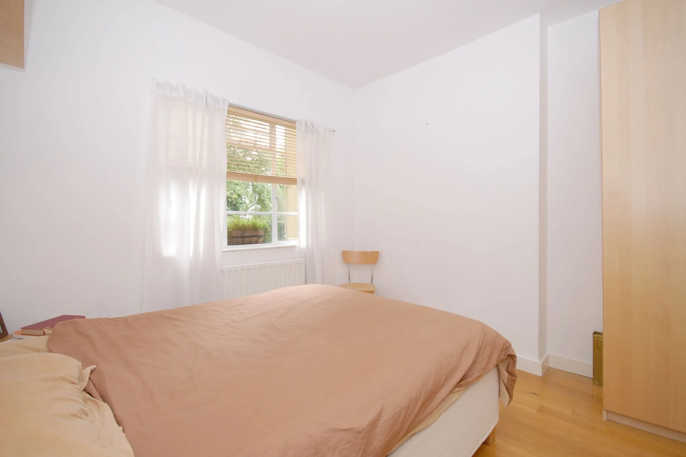 Flat Mortimer Crescent in Greater London