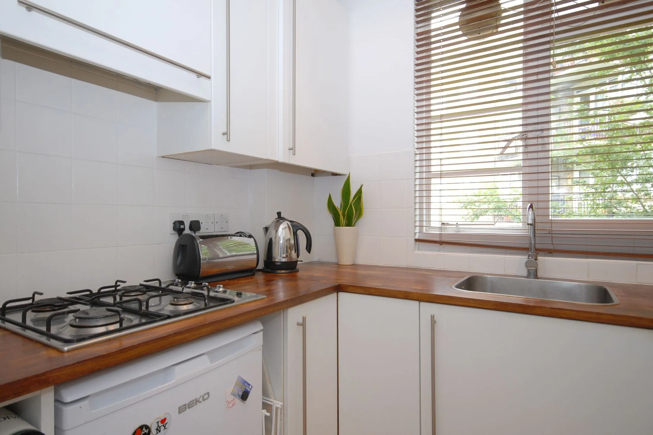 Flat Mortimer Crescent in Greater London