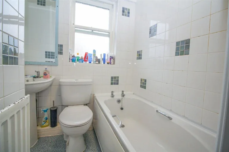 Flat Holystone Crescent in Newcastle upon Tyne