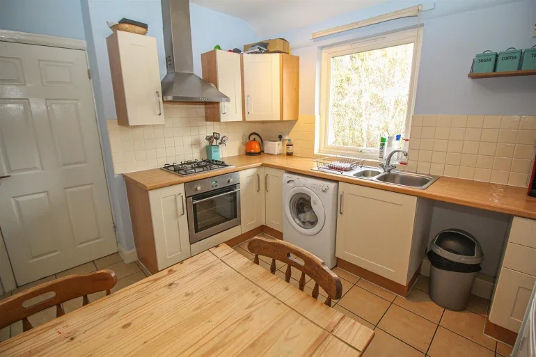 Flat Holystone Crescent in Newcastle upon Tyne