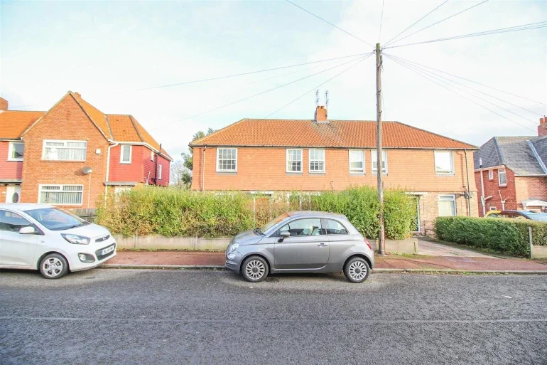 Flat Holystone Crescent in Newcastle upon Tyne