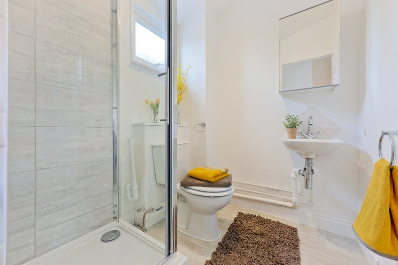Room Valence Way in Basildon