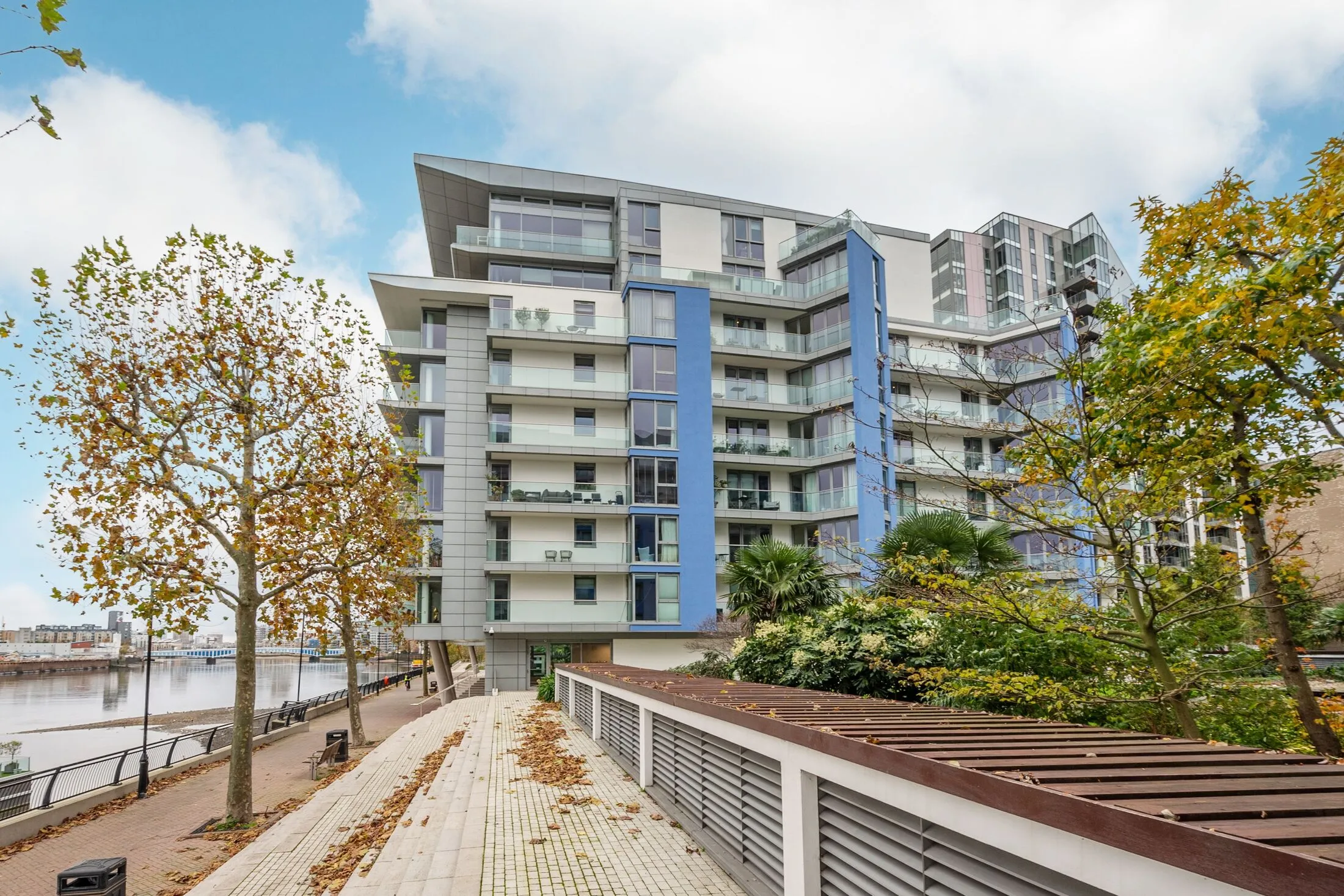 Flat Eastfields Avenue in Greater London