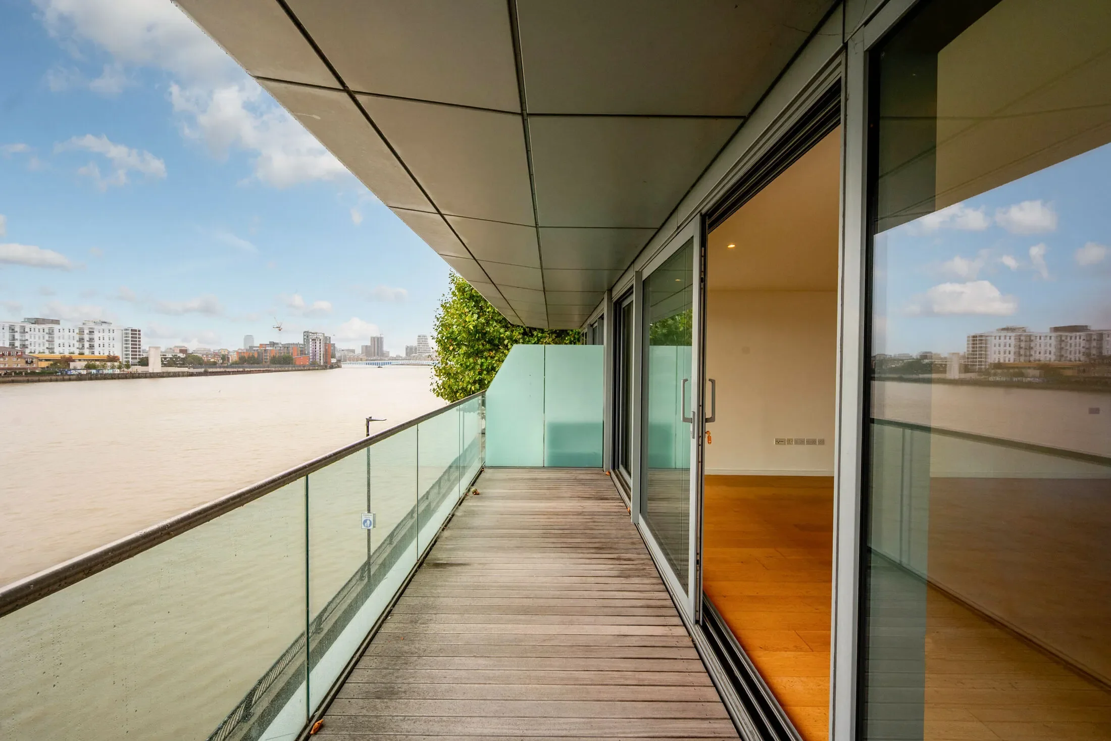 Flat Eastfields Avenue in Greater London