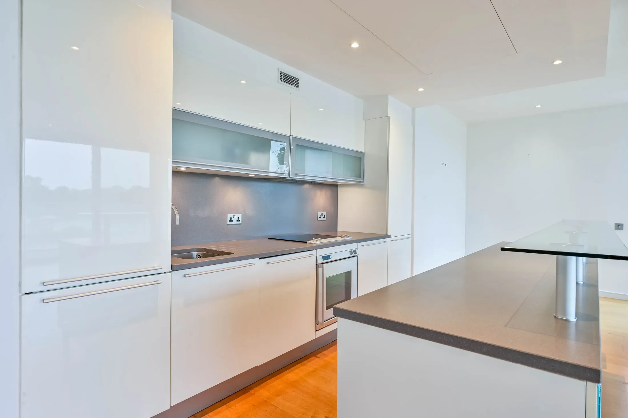 Flat Eastfields Avenue in Greater London