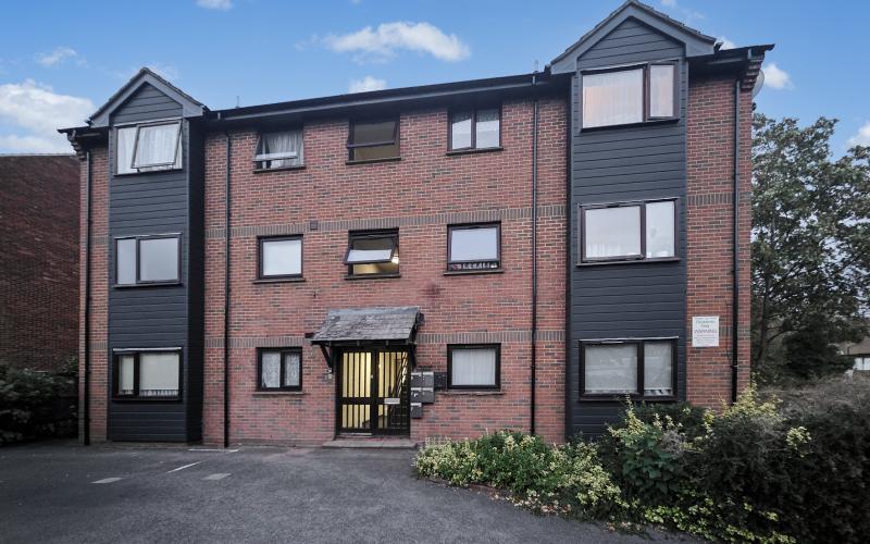Flat Thirkleby Close in Slough