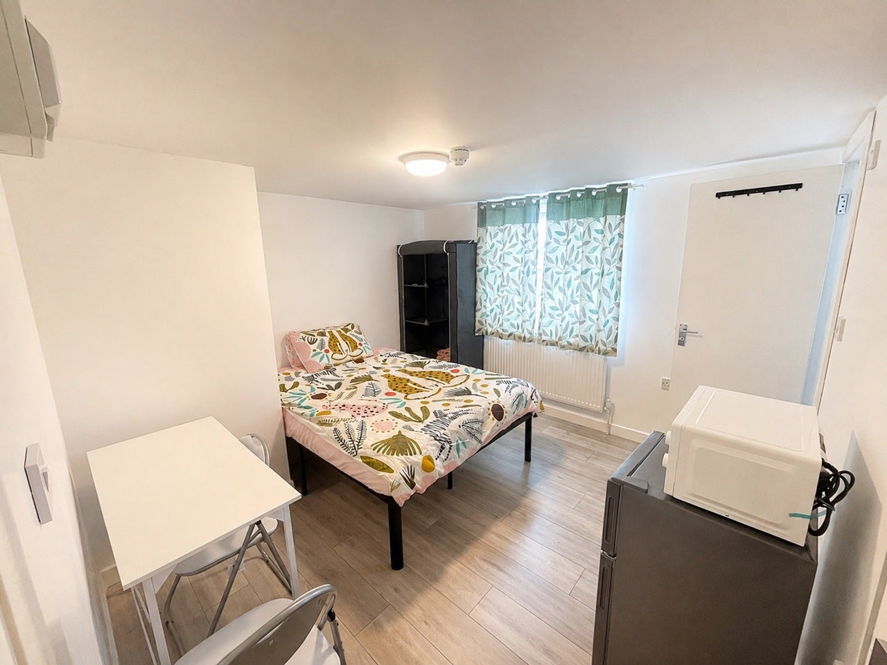Flat Oakfield Gardens in Greater London